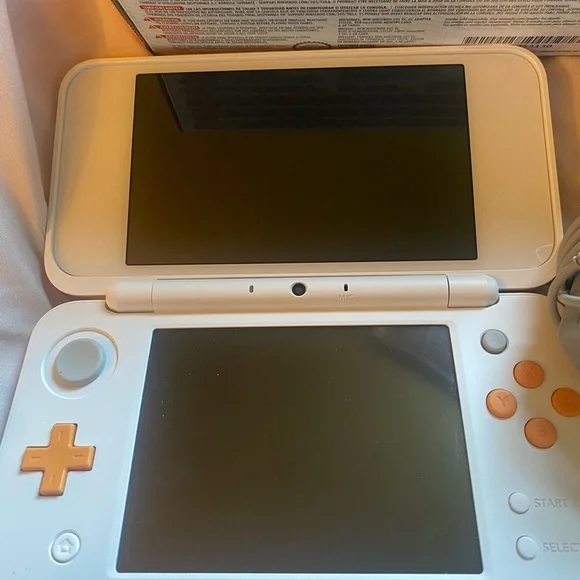 Nintendo 2DS XL With Mario Kart + Super Mario 3D Land - Picture 2 of 2